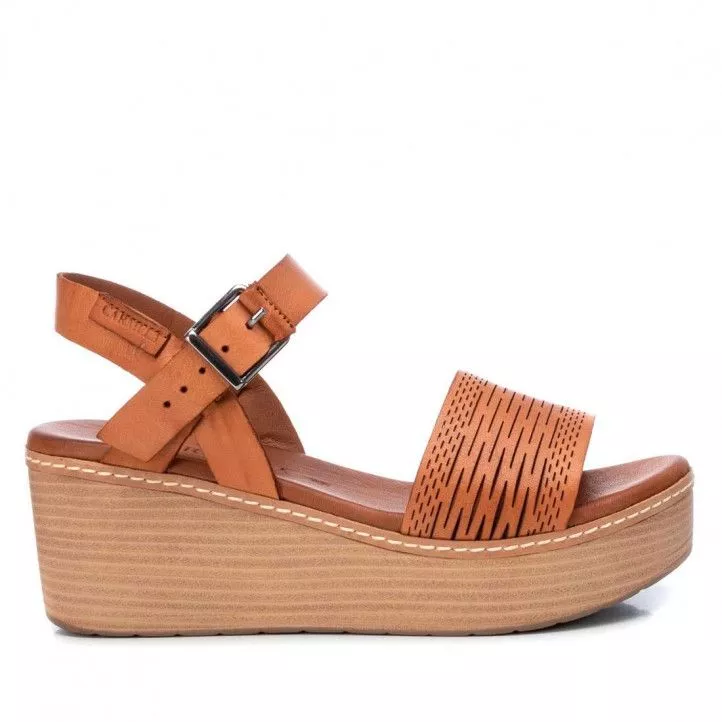 Sandalias cuña Carmela con cinta gruesa troquelada